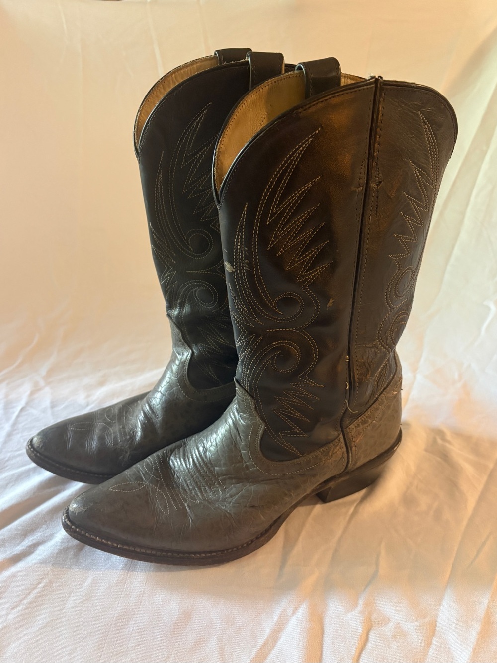 Vintage men’s leather cowboy boots size 9